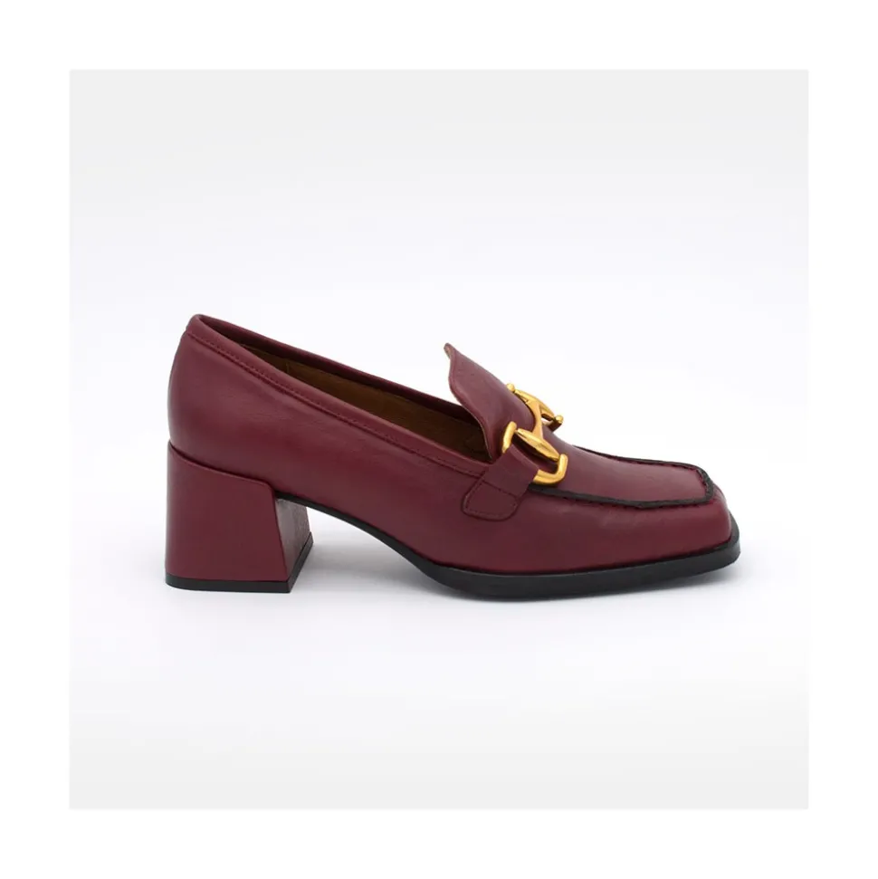 Kiski - Mocasin De Piel Con Tacon Ancho Y Adorno Metalico