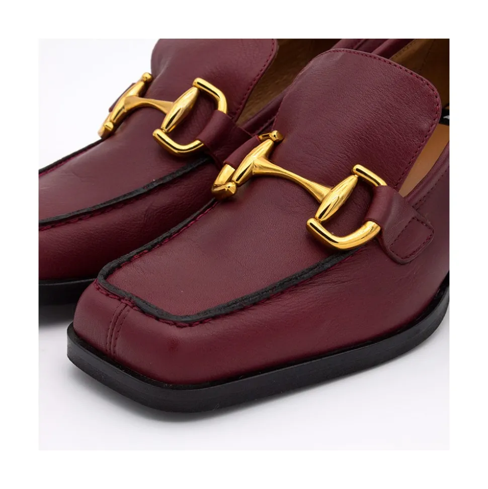 Kiski - Mocasin De Piel Con Tacon Ancho Y Adorno Metalico