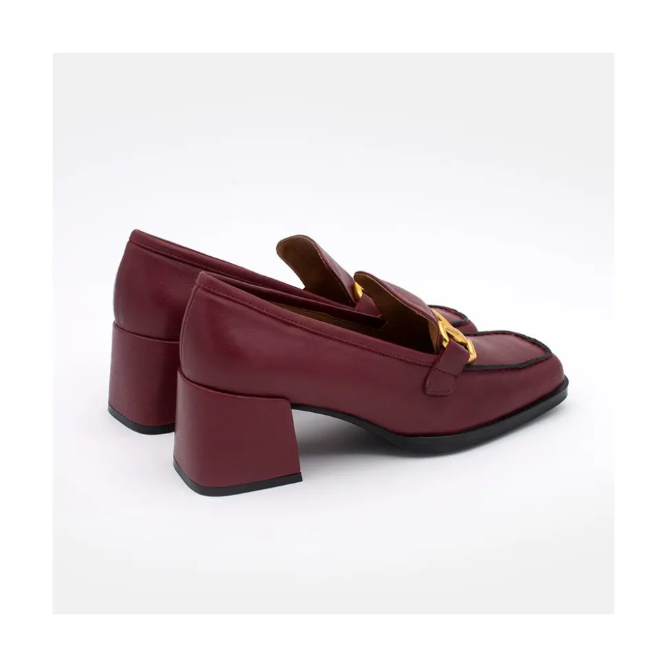 Kiski - Mocasin De Piel Con Tacon Ancho Y Adorno Metalico