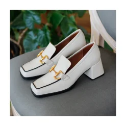 Kiski - Mocasin De Piel Con Tacon Ancho Y Adorno Metalico