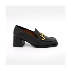 Kiski - Mocasin De Piel Con Tacon Ancho Y Adorno Metalico