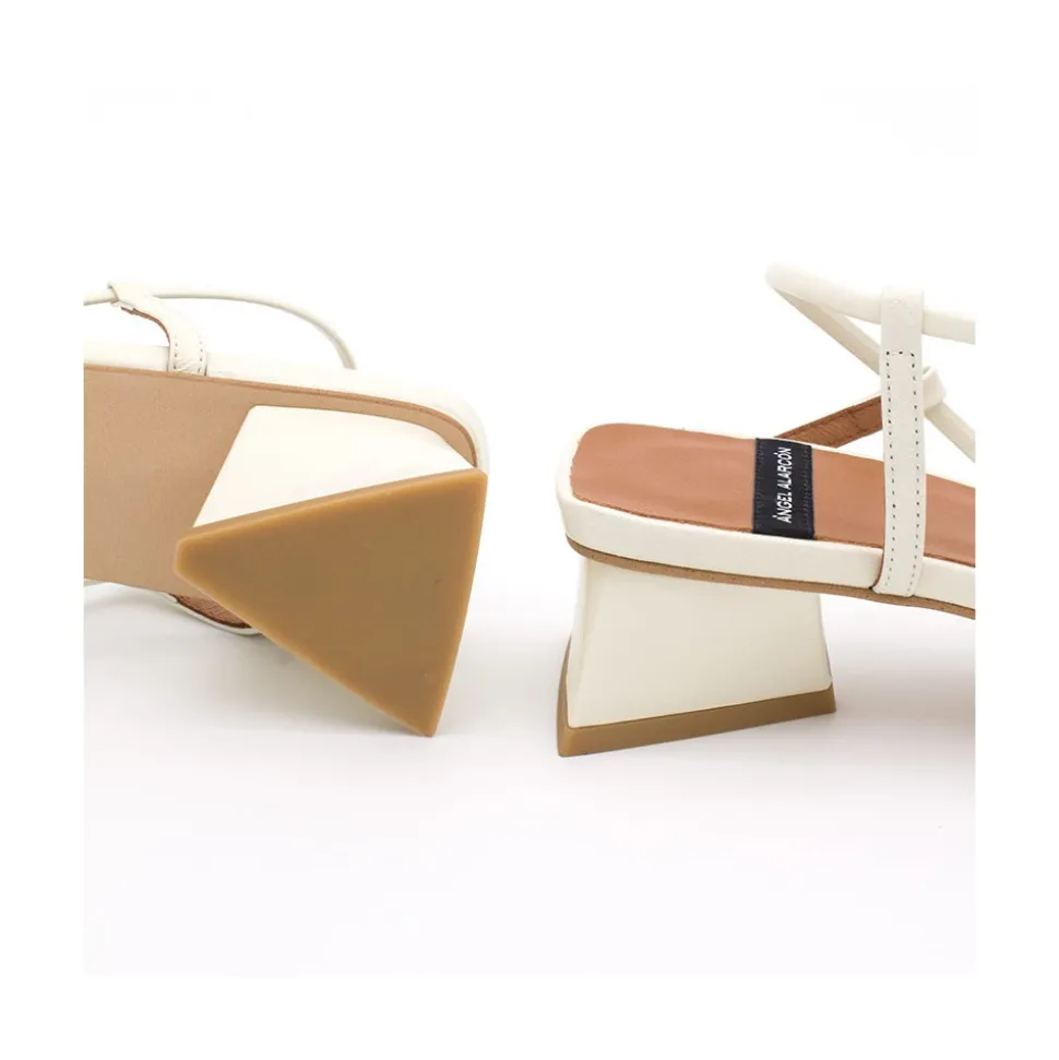 Mazzy - Sandalia De Tiras Con Tacon De Diseno Triangular