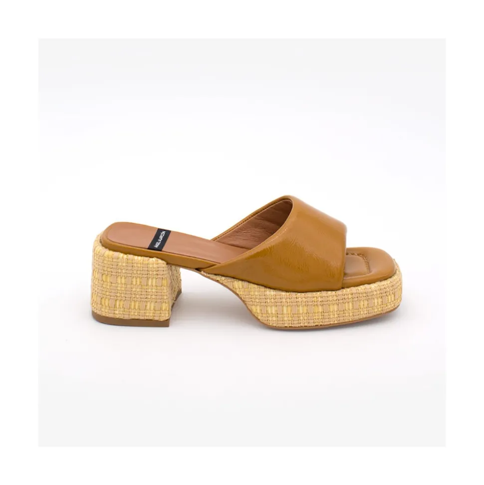 Nova - Mule Colchado Con Tacon Ancho Y Plataforma