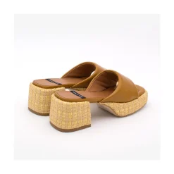 Nova - Mule Colchado Con Tacon Ancho Y Plataforma